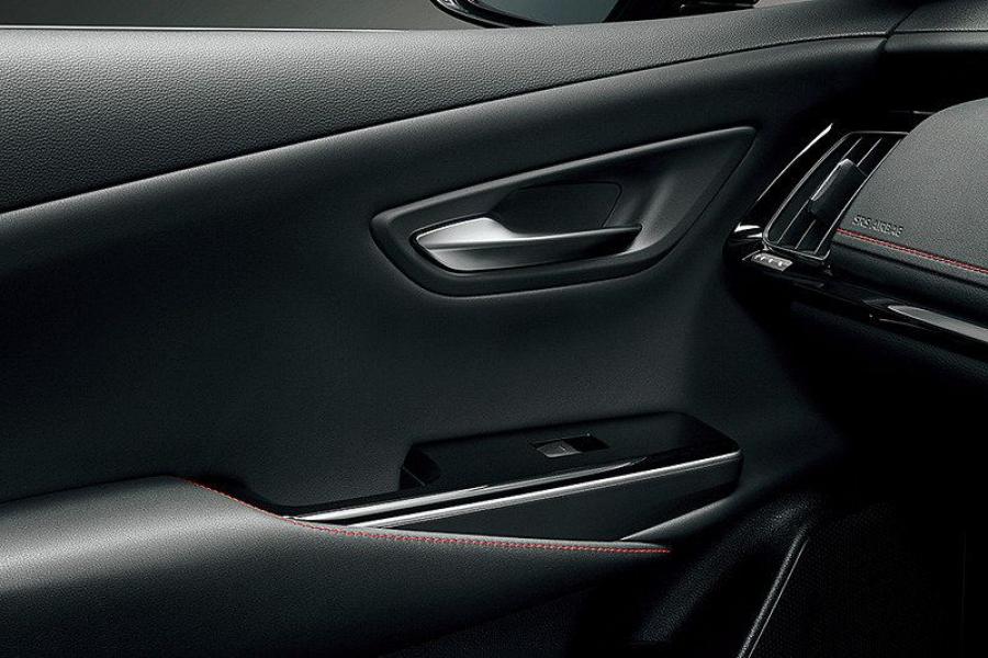 Детали интерьера Toyota Crown Sport Style Hybrid 2019 года  (фото 18 из 18)